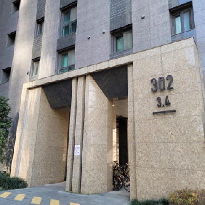 건물외벽 전경(`302`동 표시 있음)