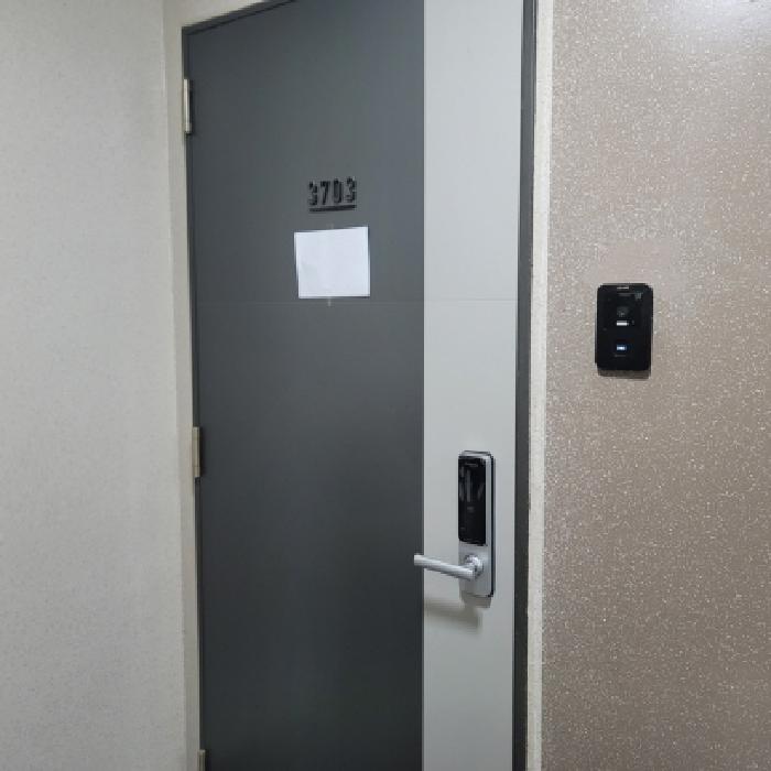 전유부분 출입구 전경(안내문 부착)