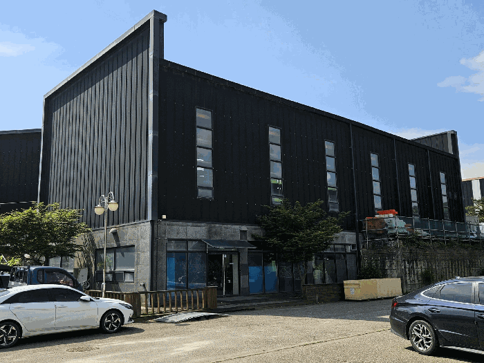 번호(11) 건물 후면 - 북측에서 촬영
지하1층은 경사지를 이용해 건축하여 외부에 노출되어 있음.