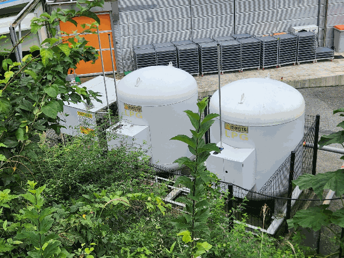이동 및 철거가 용이한 가스저장탱크 등의 구조물(1)