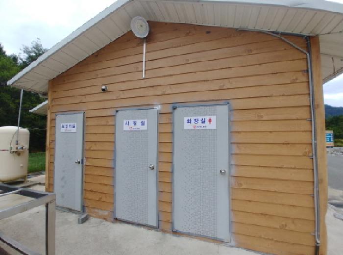 부속건물 보일러실, 샤워실, 화장실(좌측)