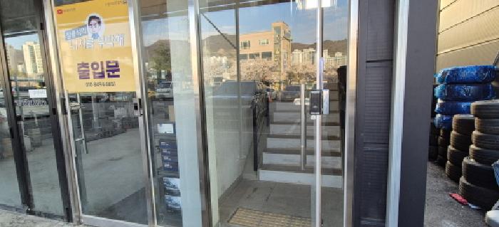 목록 3. 건물의 2층 출입문