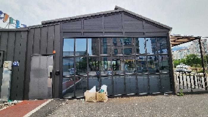 지상 건물 측면