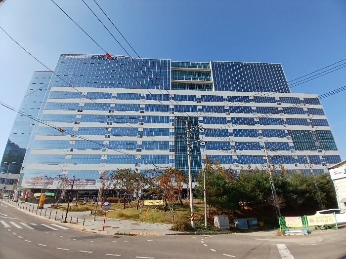 남동측에서 촬영