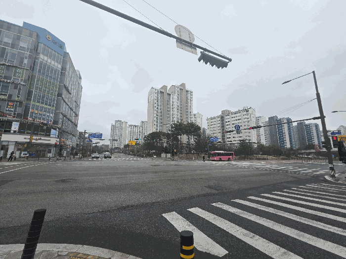본 건  북 동 측  단 지 정 문  주 변 환 경
