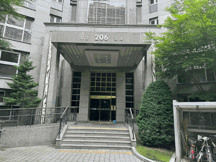 1층 출입현관 전경