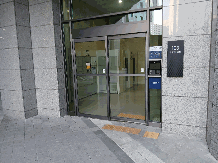 [103동 출입문 전경]