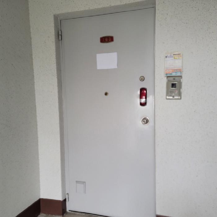 전유부분 출입구 전경(안내문 부착)