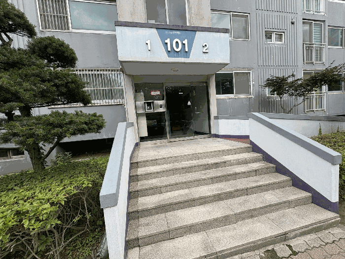 본건 출입구