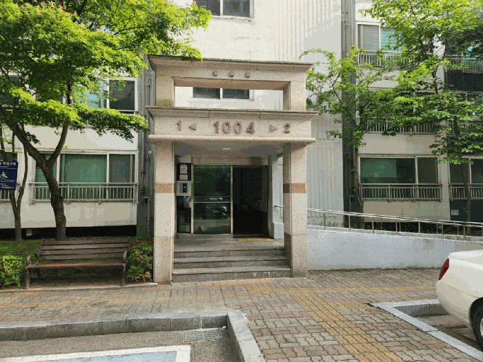 본건 1004동 1-2호 라인 출입구