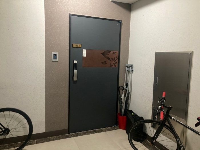 본건 출입문 전경