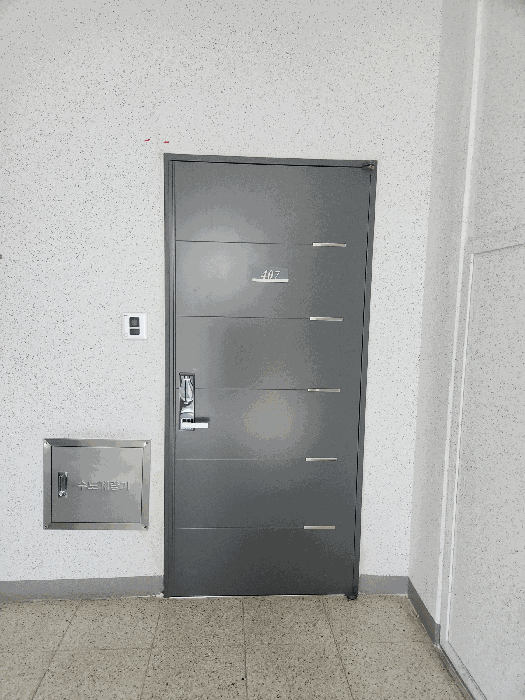 대상물건  407호 출입문 전경