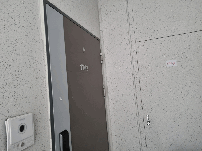 본건 17층 1702호 현관