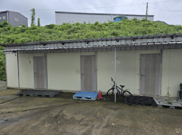 부동산표시 5번지상 제시외 건물(창고)전경