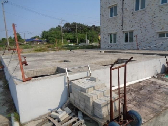 목록 제시외 1번 지상에 있는 미상의 건축골조 전경