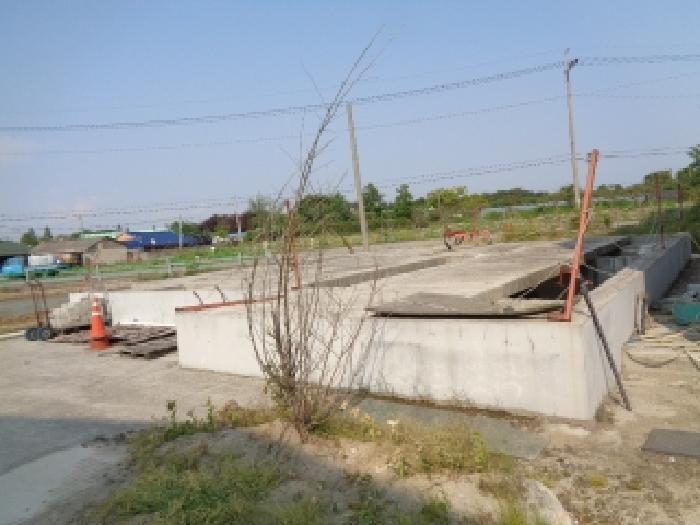 목록 제시외 1번 지상에 있는 미상의 건축골조 전경