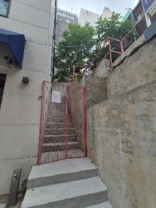 본건 출입구(잠겨진 상태)