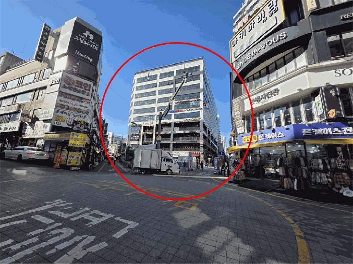 본건이 소재한 1동의 건물 : 「동측」에서 촬영