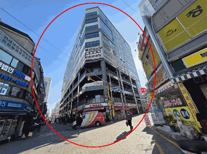 본건이 소재한 1동의 건물 : 「서측」에서 촬영