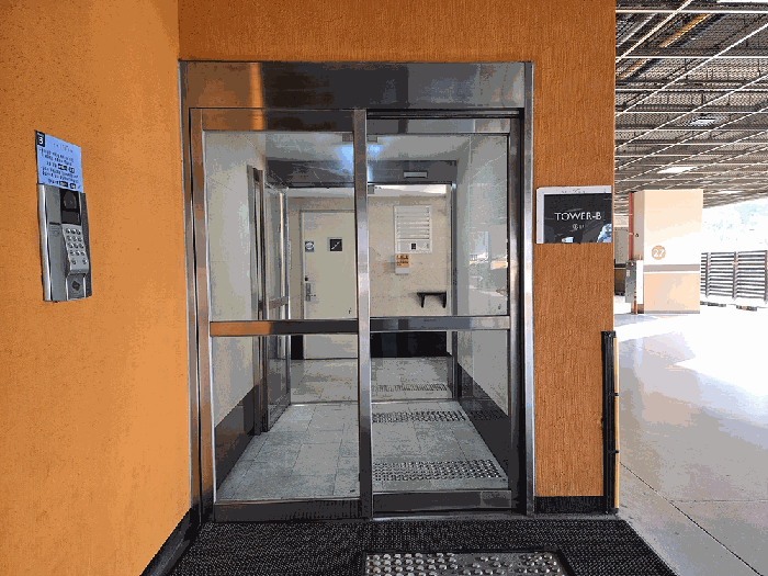 본건 제B동 공동출입문