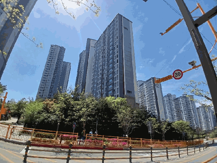 본건 건물 동측 전경