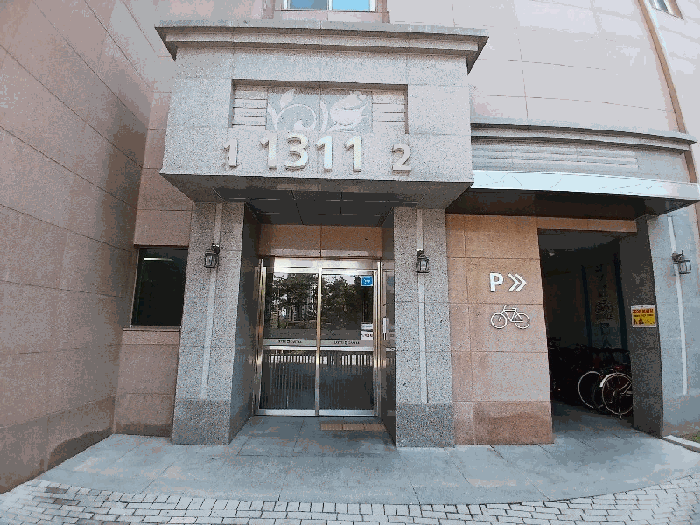 본건 공동 현관 전경