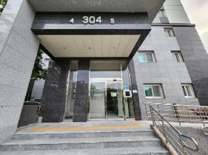 공동 현관 입구