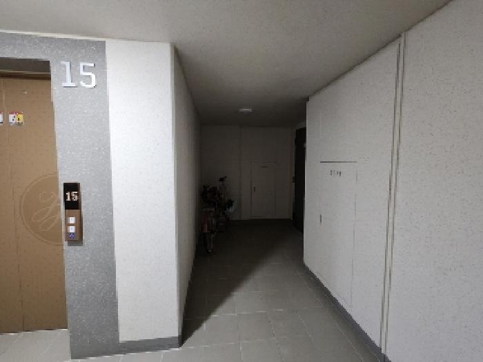 부동산 앞 복도 공간