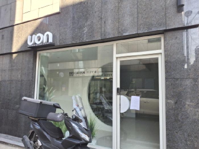 1층 점포 안내문 부착