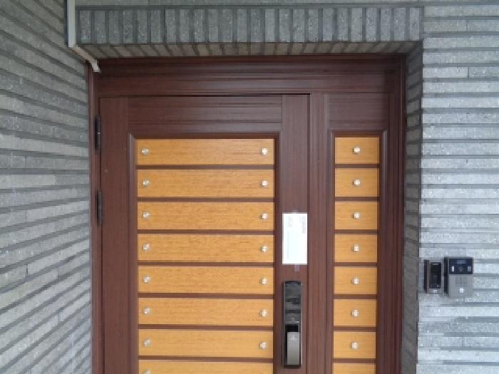 소재지 1.(일주서로 1318-24) 1층 출입문에 안내문 부착 사진
