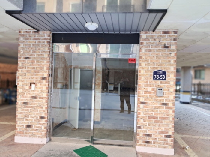 이건 목록2 건물 현관출입구 전경