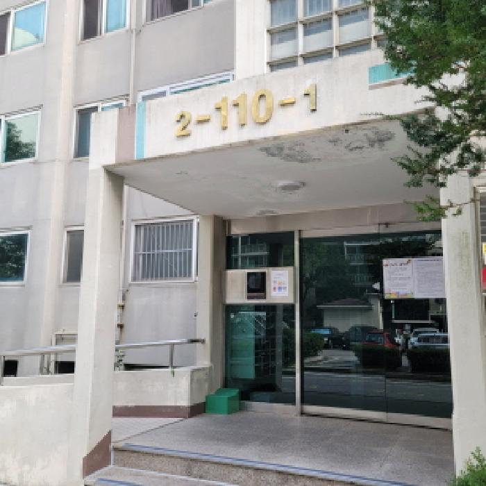 공동현관 출입구 전경(`110`동 표시 있음)