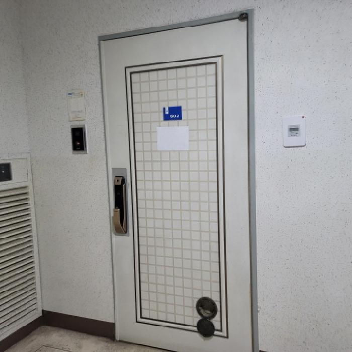 전유부분 출입구 전경(안내문 부착)