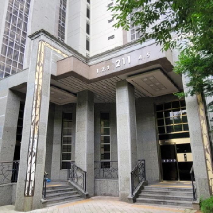 공동현관 출입구 전경(`211`동 표시 있음)