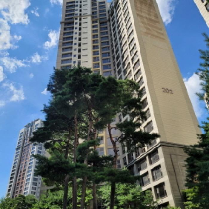 본건 건물 전경(외벽에 `202`동 표시 있음)