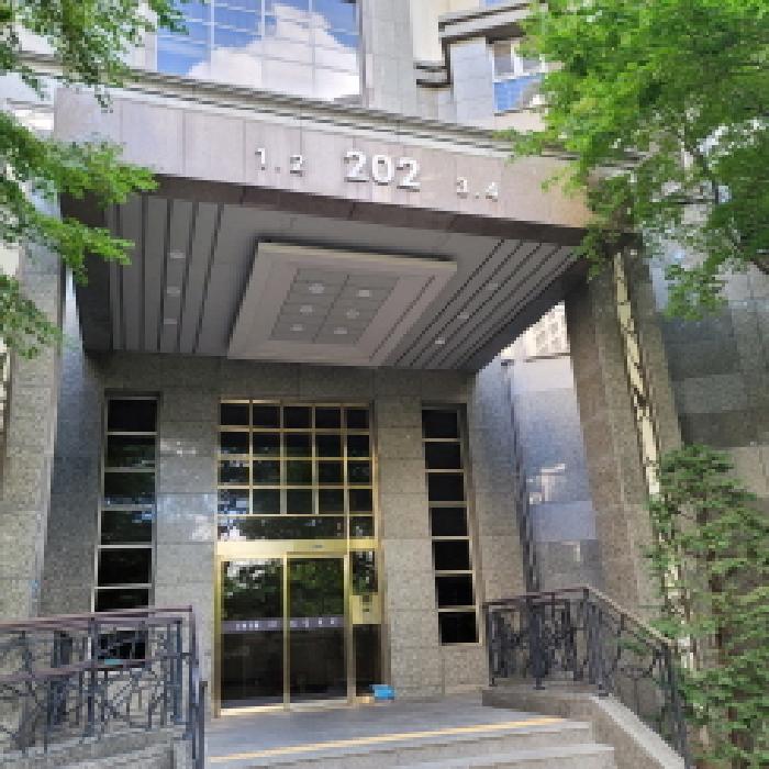 공동현관 출입구 전경(`202`동 표시 있음)