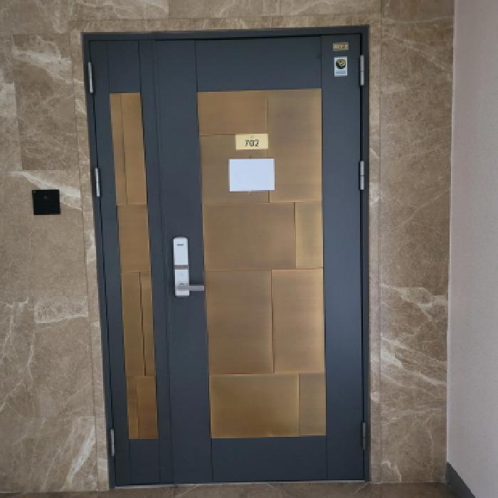 전유부분 출입구 전경(안내문 부착)