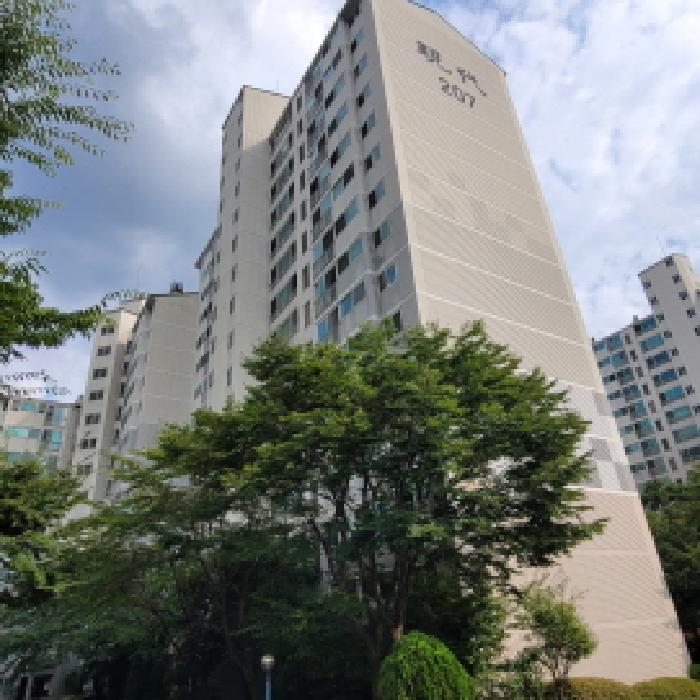 본건 건물 전경(외벽에 `207`동 표시 있음. 