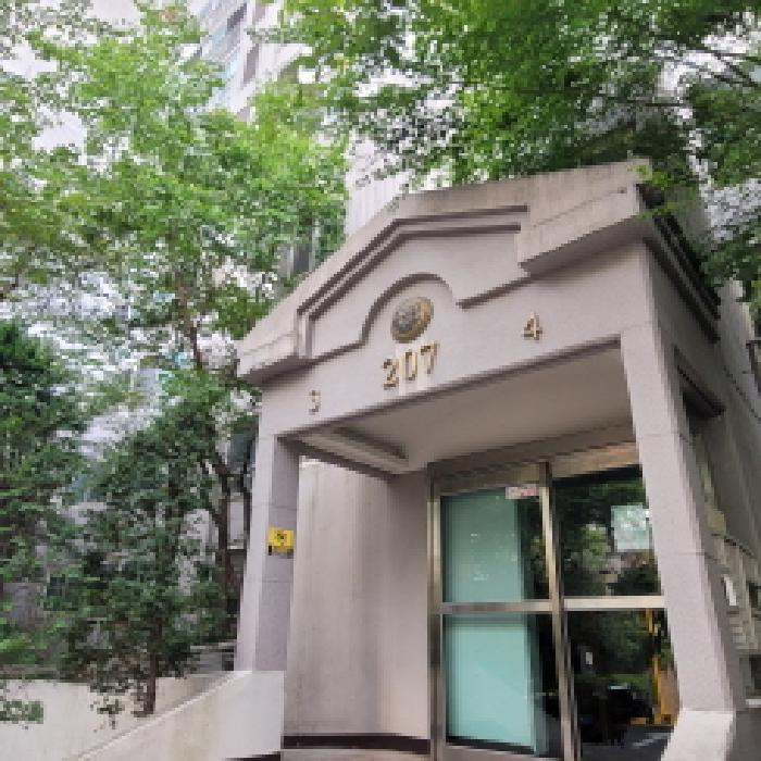 공동현관 출입구 전경(`207`동 표시 있음)