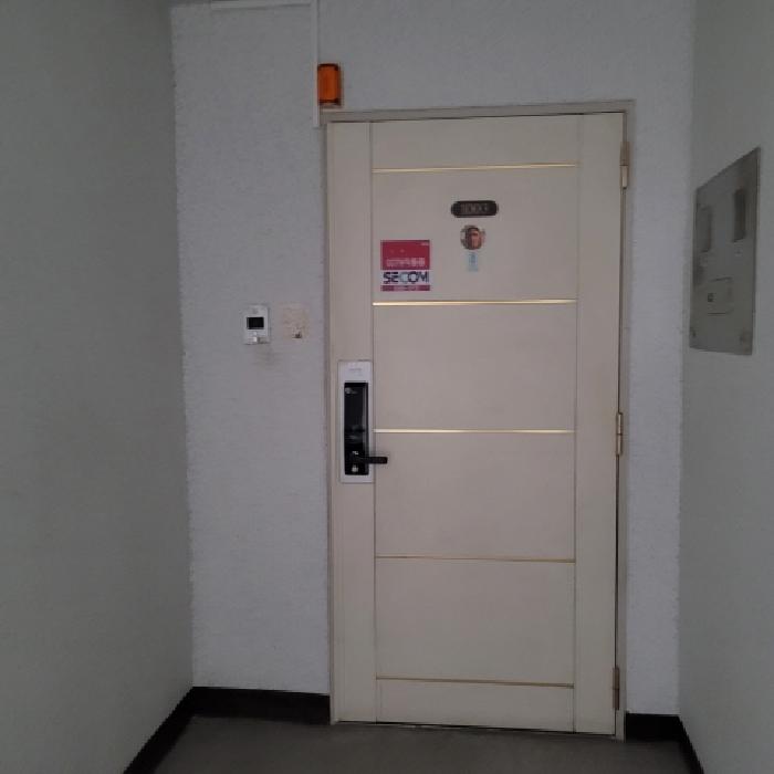 전유부분 출입구 전경(안내문 부착)