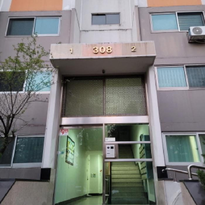 공동현관 출입구 전경(`308`동 표시 있음)