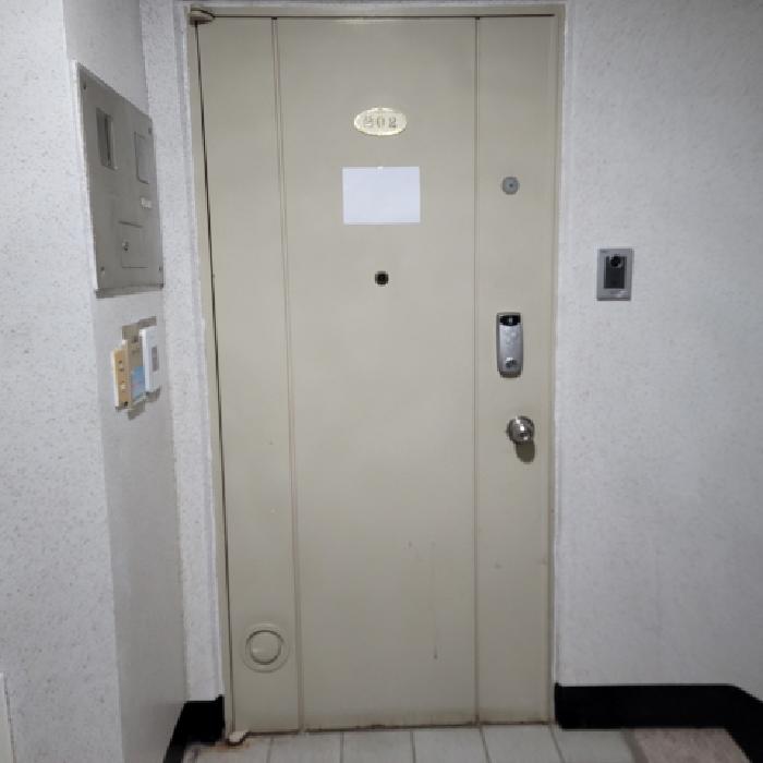 전유부분 출입구 전경(안내문 부착)