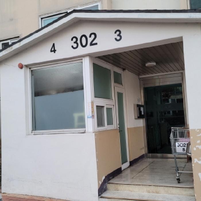 공동현관 출입구 전경(`302`동 표시 있음)