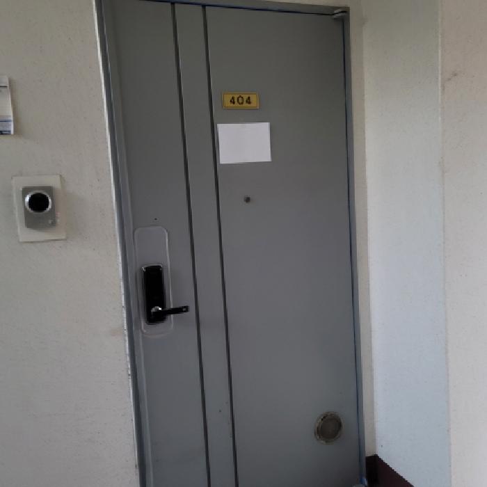 전유부분 출입구 전경(안내문 부착)