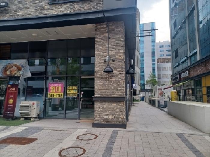 본건 한강듀클래스 씨동 125호상가가 소재한 빌딩우측 통로 현황사진