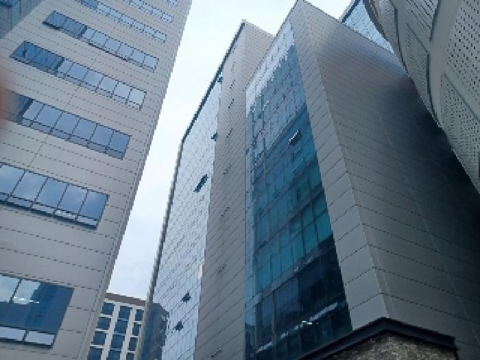 본건 한강듀클래스 씨동 125호상가가 소재한 우측에서 본 전경 현황사진