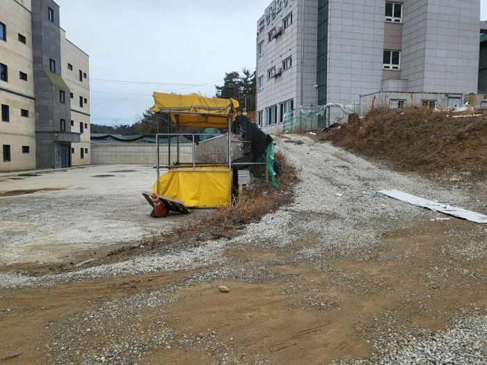 본건 진입로-동측에서 촬영