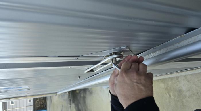 공장동을 개문하는 장면