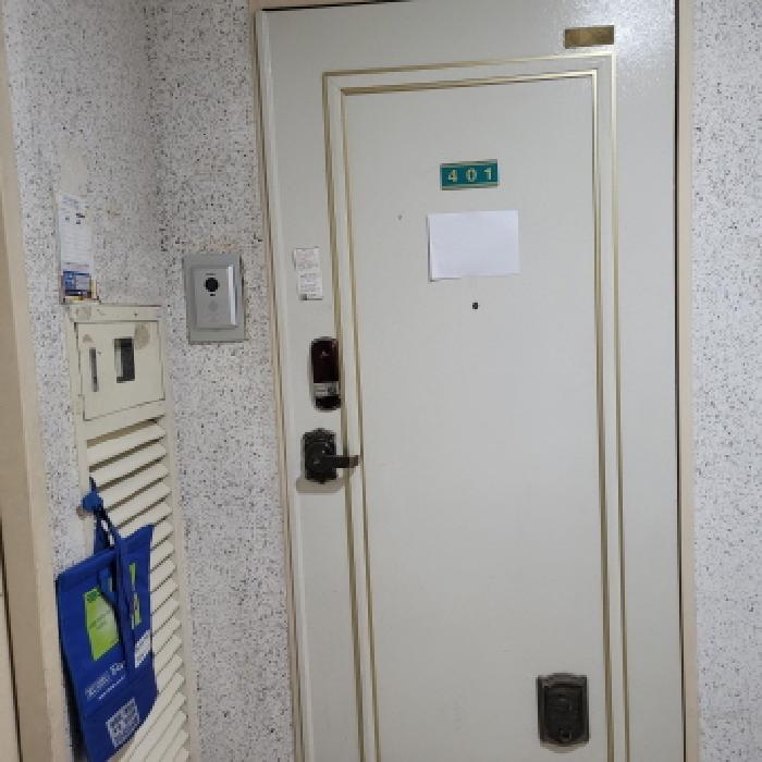 전유부분 출입구 전경(안내문 부착)