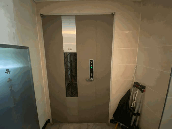 본건 출입문 전